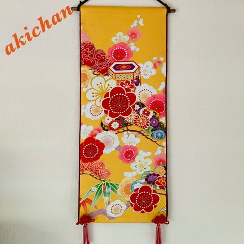 👘ひな祭り　正絹　新品❣️未使用　振袖生地使用　華やか　タペストリー　掛け軸　山吹色　吉祥結びタッセル付