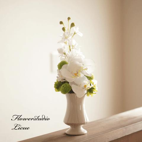 再販1【仏花】胡蝶蘭とマムの仏花（Мサイズ）　花器に固定したアレンジメントです。