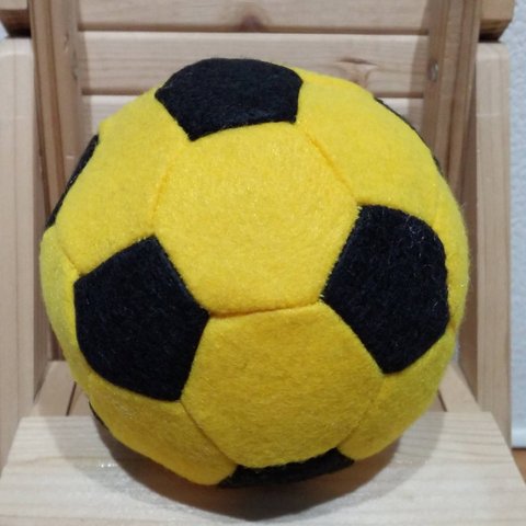 フェルトのボール　黄×黒