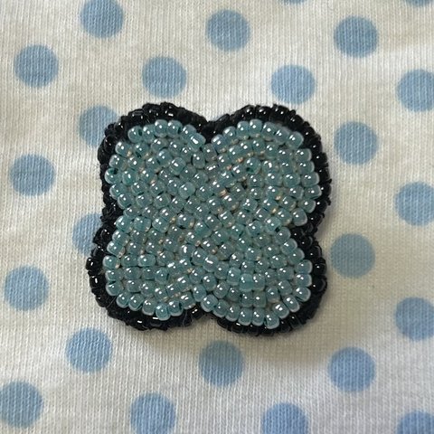 ビーズ刺繍ブローチ　クローバー