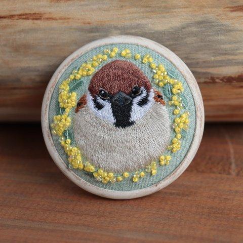 ミモザとスズメの刺繍ブローチ