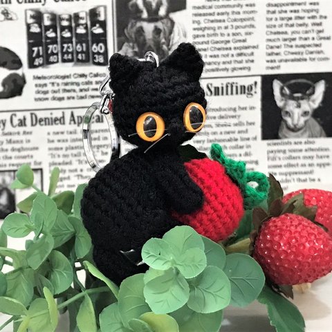 イチゴと黒猫キーホルダー🍓あみぐるみ♡ストラップ・ボールチェーン