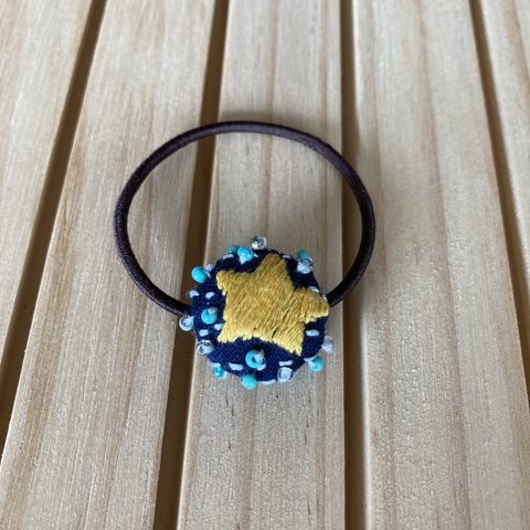 ビーズと刺繍のくるみボタン の ヘアゴム　星と星ぞら