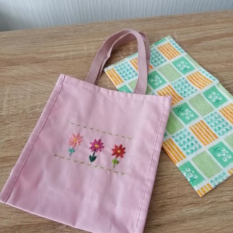 マチ付き★刺繍入りぷちバッグ　お花