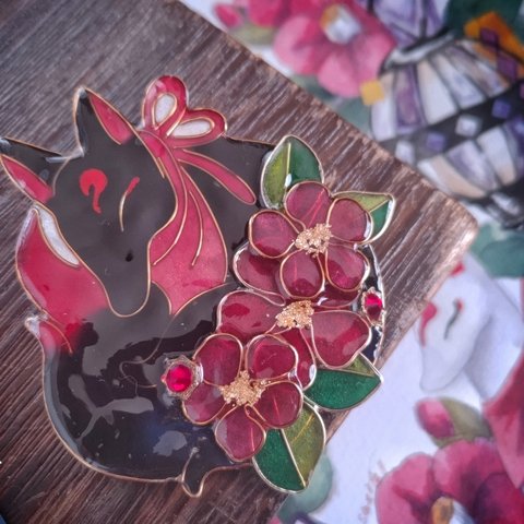 （B）暗夜に紅椿のお狐様ブローチ（brooch of fox camellia in the dark）