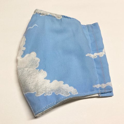 ★新品★夏用薄手通気性重視の品★大人用立体マスク（やや大きめ普通サイズ)77★ノーズワイヤー有★爽やかな空柄★ツルスベ薄手ブロード生地&ダブルガーゼ生地★リバーシブル可能★水色&白