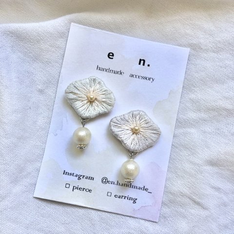 ビオラのビーズ刺繍アクセサリー（ライトブルー×パステルパープル） ::ビーズ　刺繍　ビーズ刺繍　樹脂　樹脂イヤリング　樹脂ピアス　パンジー　花　ラッピング::