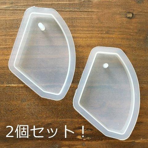 2個セット！大きめサイズ通し穴あり。フラットタイプ・厚み10ｍｍ！不規則変形型シリコンモールド・レジン制作に！アロマワックスにも〇／型番C-244－F