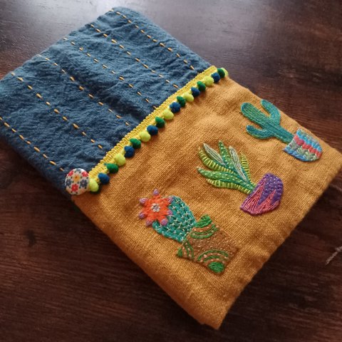 サボテンの刺繍ブックカバー