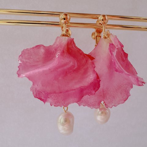 【母の日ギフトに】カーネーションの花びらと淡水パールの耳飾り  ピンク
