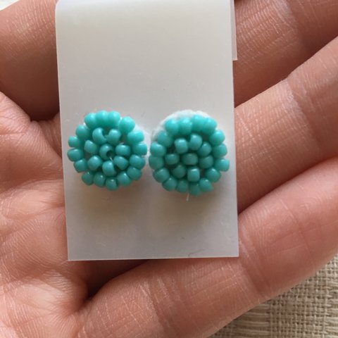 つぶつぶ刺繍ピアス