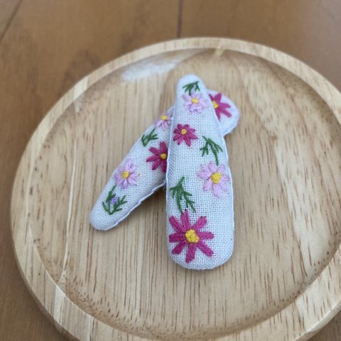 コスモスの刺繍のパッチンピン(小さめ)