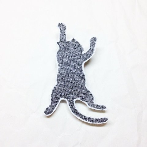 刺繍ブローチ　「しがみ付く猫（銀糸）」