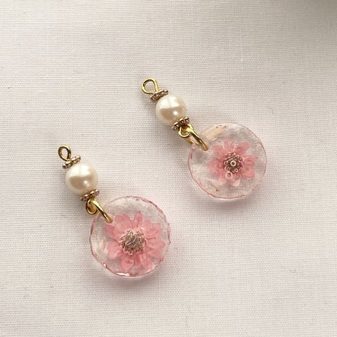 小さな薄いピンク花のピアス/イヤリング