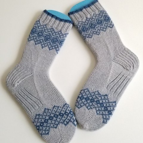 部分編み込みの手編み靴下 (ライトグレー&ブルー)　P009