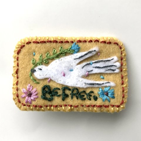 フェルト刺繍ブローチ　Be Free.