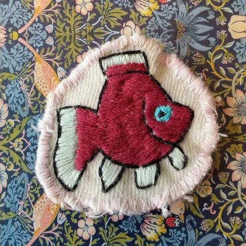 刺繍ブローチ「金魚」