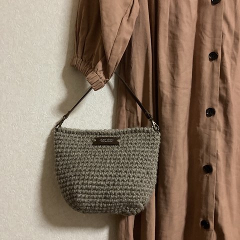 【送料無料】手編みの小さめバッグ　毛糸のバッグ