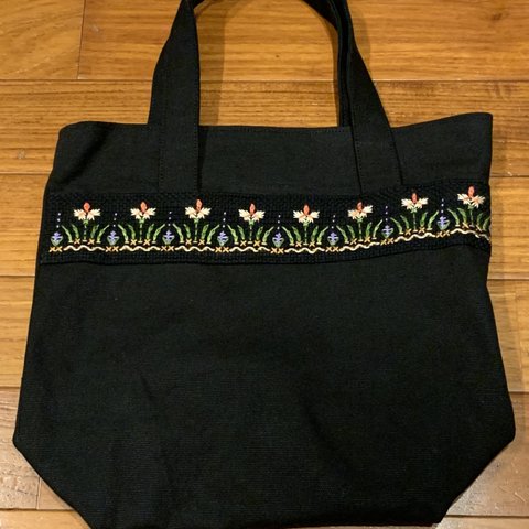 手刺繍入りバッグです♬