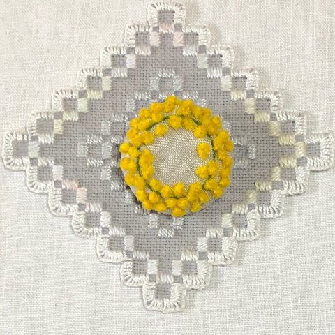 「ぽんぽんミモザ」刺繍ブローチ