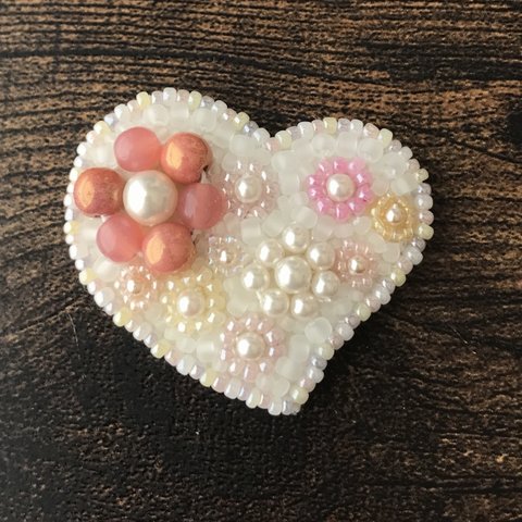 ビーズ刺繍ヘアゴムハート♡ ブローチ♡