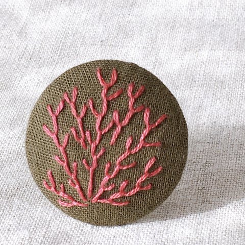 送料無料　刺繍ブローチ サンプラー　珊瑚　ヘアゴム可 くるみボタン