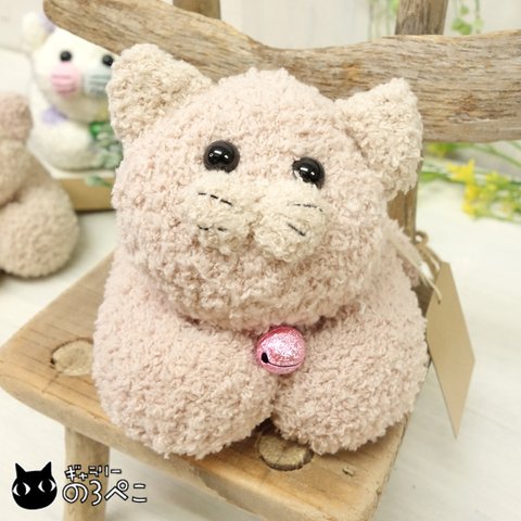 ふわころ香箱座りねこちゃんぬいぐるみ～ピンク色鈴のベージュピンクぶち猫ちゃん　bc866-8