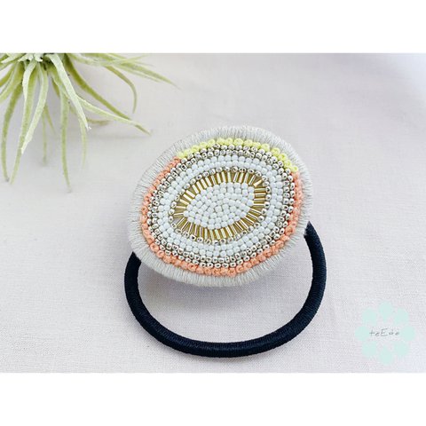 ビーズ刺繍と刺繍糸の楕円ヘアゴム　オレンジ系 / ｄａｅｎ