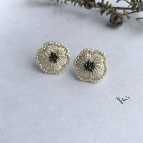 手刺繍　刺繍　刺しゅう　ビーズ　ピアス　花 フラワー 白