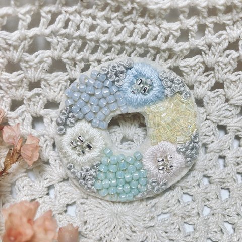 お花の刺繍とビーズのブローチ