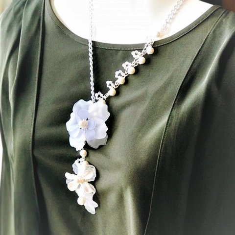 《送料無料》スワロフスキー＆コットンパール　シックなお洋服が華やかに！ 揺れるフラワーネックレス　クリスマス・パーティーにもお勧め！