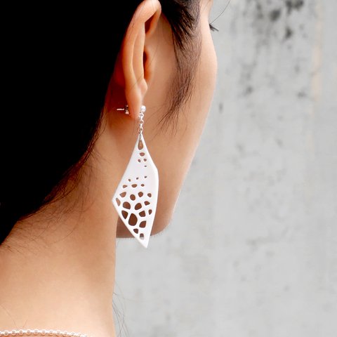 BIROI WHITE EARRINGS | コンテンポラリージュエリー, シルバーピアス