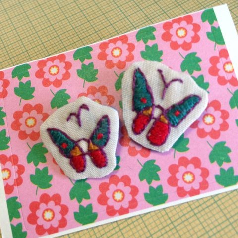 刺繍のピアス 青い蝶々