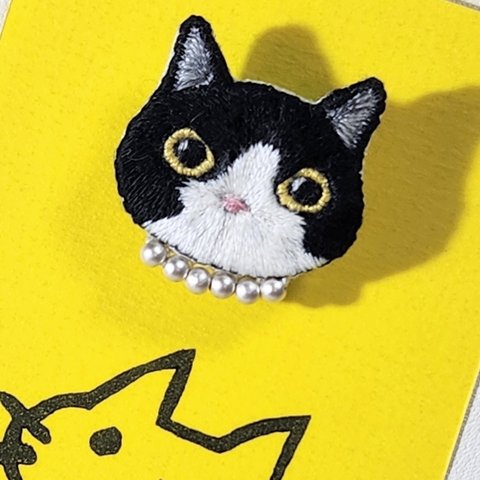 はちわれねこさん刺繍ブローチ