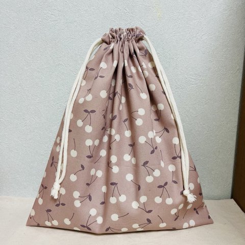 大きめ　さくらんぼ柄の巾着袋　お着替え袋　体操服袋　体操服入れ　女の子　チェリー　くすみカラー　くすみピンク