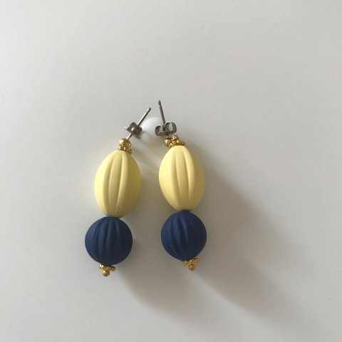 アクリルビーズピアス