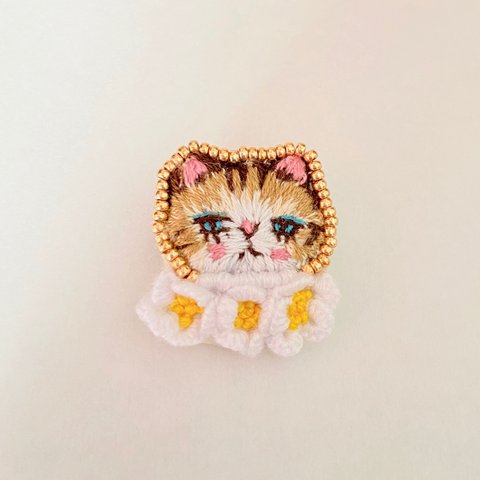 茶トラ　猫とコスモスのブローチ　刺繍