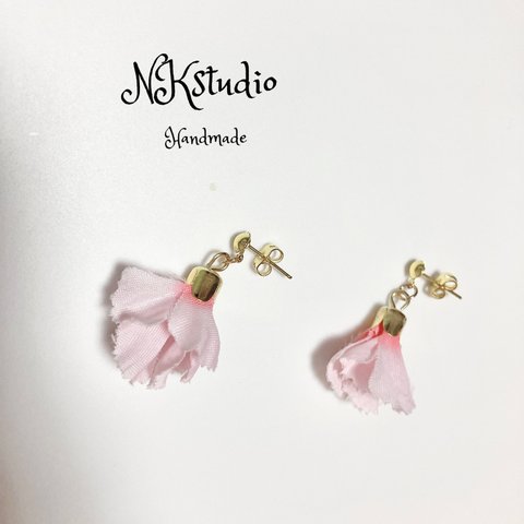 小ぶり　花びら　ピアス　イヤリング　ピンク