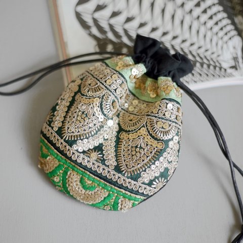 【ラスト1点】インドブレード巾着ポーチ　グリーン　花柄　スパンコール　刺繍　アクセサリーポーチ　エスニック