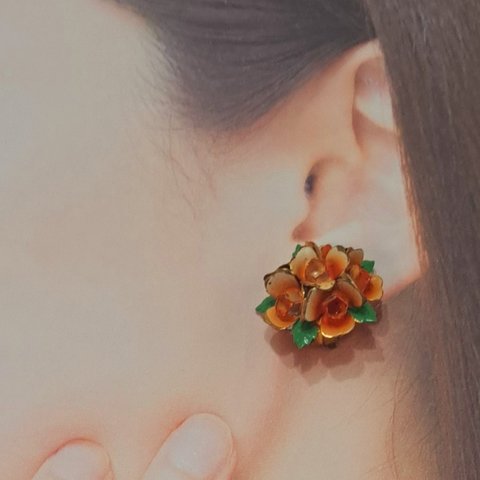 ヴィンテージアクセサリー　オレンジの花のイヤリング