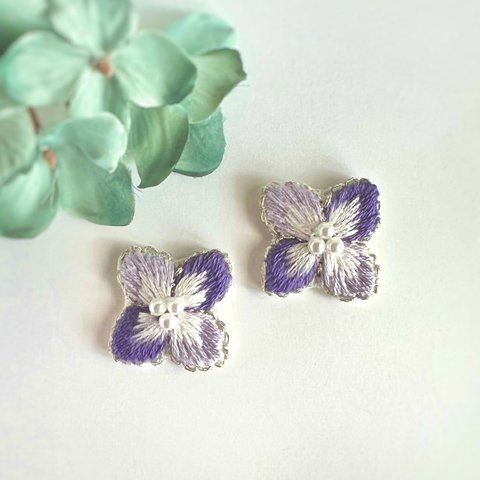 紫陽花 刺繍ピアス・イヤリング〈紫〉