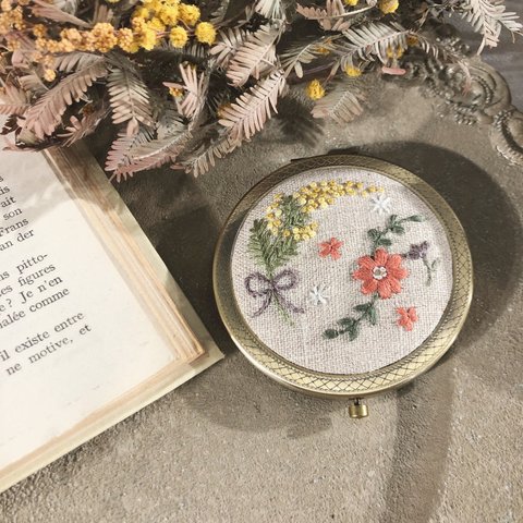 手刺繍＊コンパクトミラー/お花刺繍/持ち歩き鏡/誕生日プレゼントや自分へのご褒美に/鏡/かがみ/お洒落女子/手鏡 hysdoll Hy's Doll ハイズドール ミモザ