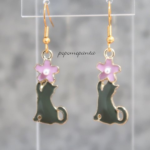 猫とお花のピアス　ダークグリーン系＆ピンク