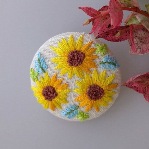 ひまわりの刺繍ブローチ　送料無料