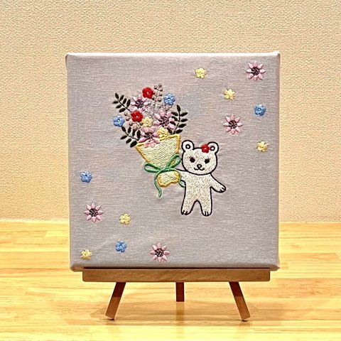刺繍アート　ファブリックパネル20㎝　chocoriと花束