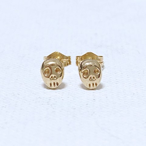 とぼけた表情のスカルのピアス【skull pierce(gd)】