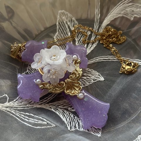 ロココな装飾十字架のペンダント(薄紫×白いお花)