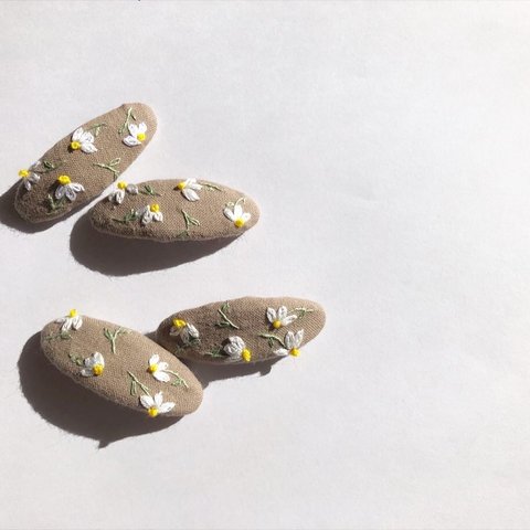 刺繍ぱっちんピン　マーガレットがいっぱい