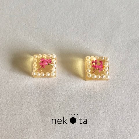  ◇キューブ◇ 小さなピンクの花！ノンホールピアス