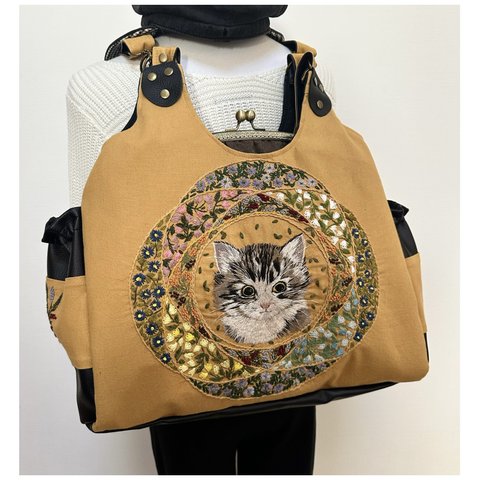 手刺繍　猫とお花　特大　がま口バッグ　リネン混合　リュック　ショルダー　肩掛け　3wey 